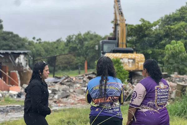 Mulheres acompanham demolição de estrutura de campo de várzea