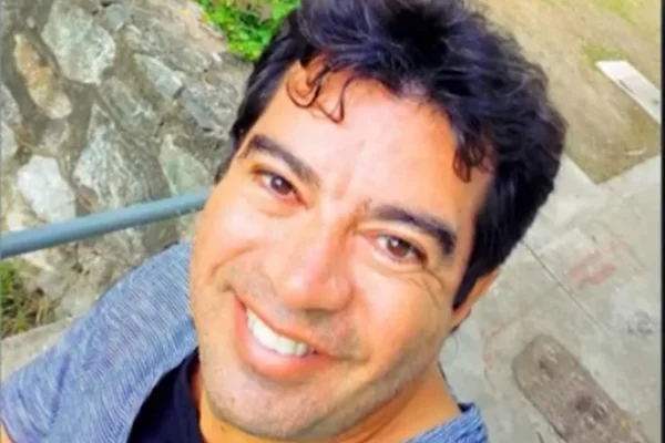 Cantor morre ao cair de varanda enquanto tocava violão