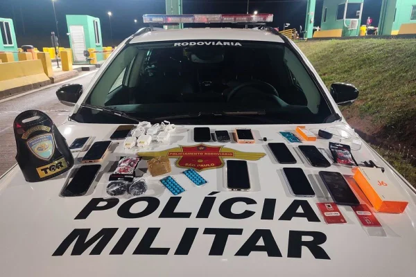 Imagem colorida mostra produtos encontrados com trio de detentos que voltava de saidinha em Pirajuí - Metrópoles