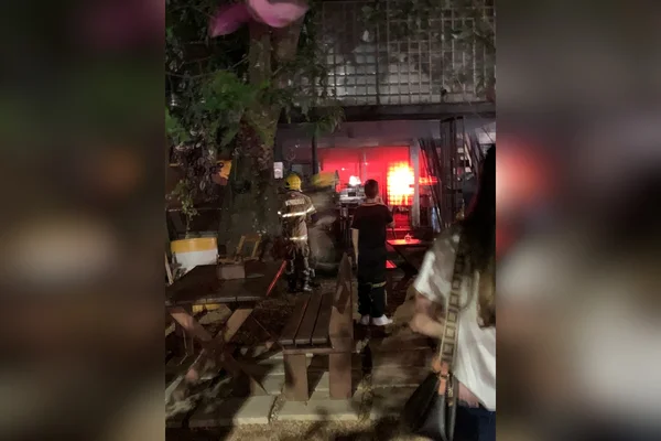luz laranja dentro de loja