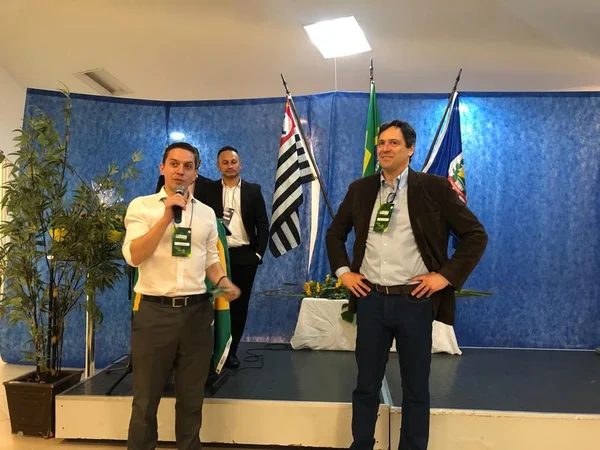 José Gustavo Araújo, da Associação dos Assessores de Investimentos (AIs Livres), e o deputado federal Luiz Philippe de Orleans e Bragança (PL-SP)