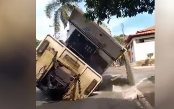 Vídeo: caminhão com carga de 40 mil kg tomba após asfalto ceder em GO