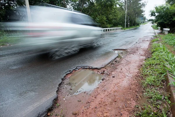 Veículo cai em buraco no DF e governo terá que indenizar proprietário