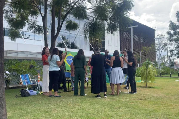 Apoiadores de Jair Bolsonaro fazem operação em frente a hospital em Brasília
