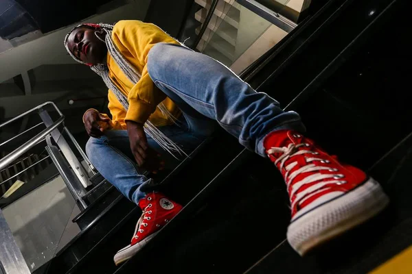 Rapper Rebeca Realleza faz show em homenagem a Tereza de Benguela