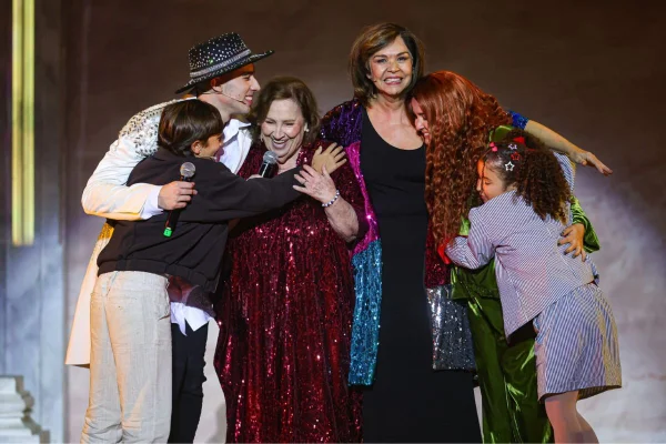Meu Filho é um Musical, que homenageia Paulo Gustavo, conta com Dona Déa Lúcia – a mãe dele – como uma das roteiristas do espetáculo - Metrópoles