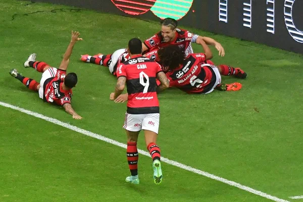 Com retorno de público, Flamengo goleia argentinos no Mané Garrincha