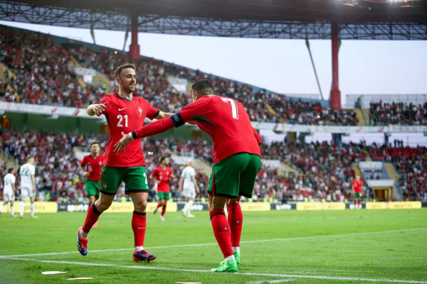 Imagem colorida dos jogadores Cristiano Ronaldo e Diogo Jota