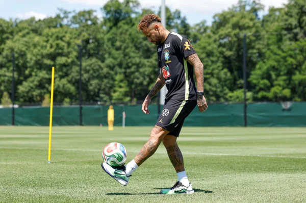 Neymar aparece fazendo embaixadinhas em treino da Seleção Brasileira