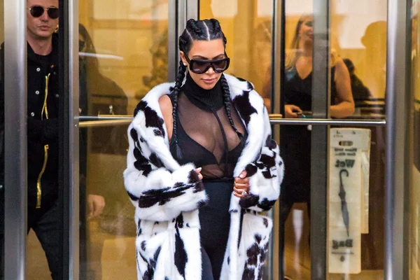 Kim Kardashian troca seus casacos de pele por réplicas em faux fur