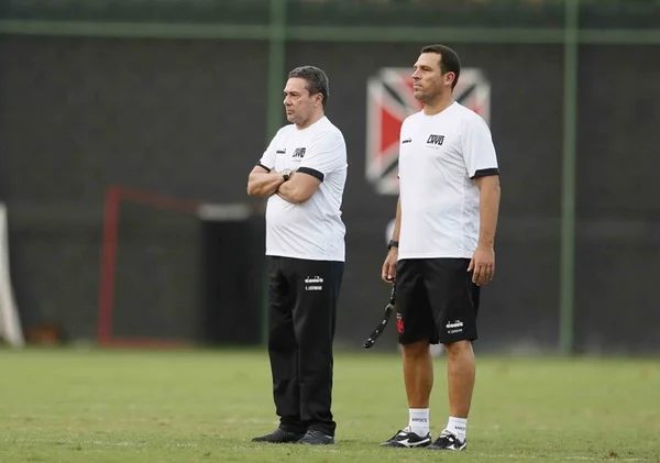 Auxiliar do Vasco evita criticar jogo em Brasília, mas já pensa no Rio