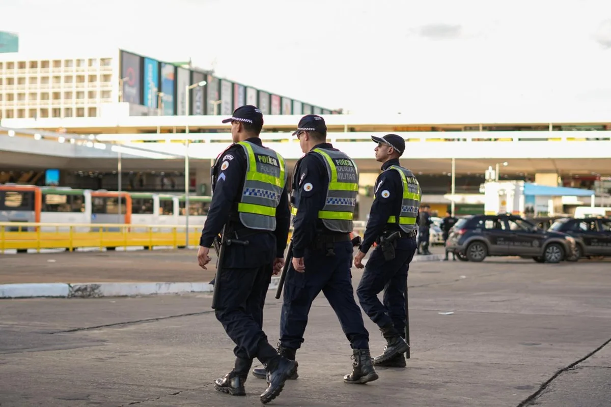 Policiais na rodoviária Policiais na rodoviária