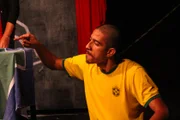 Diego Paz interpreta Gigio, personagem agressivo, preconceituoso contra minorias e extremista