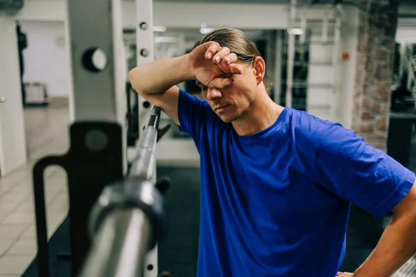 Homem de meia-idade cansado na academia. Metrópoles