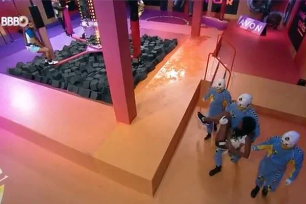 Camilla de Lucas saindo carregada de prova de resistência no BBB21