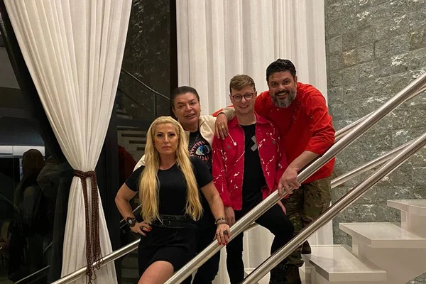 Patrícia Deconto e Bruninho Afonso recebem David Brazil em jantar