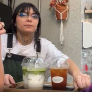 Mafaelle. Ela é barista e realiza lives ocasionais durante o trabalho.