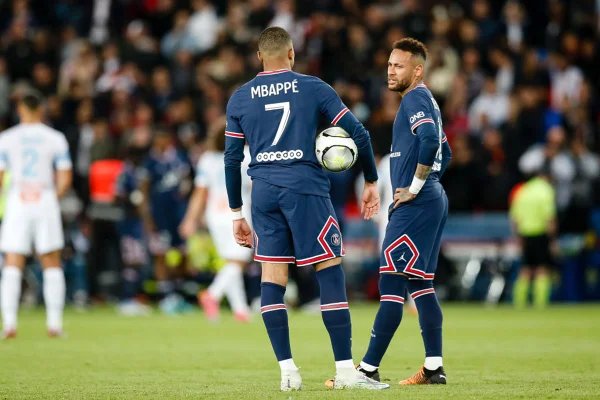 Mbappé e Neymar se estranham