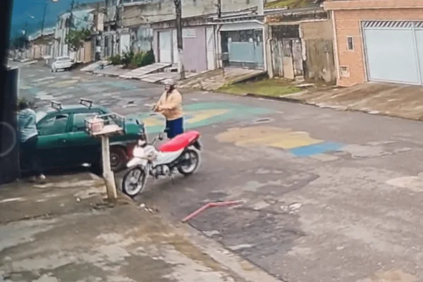 Imagem colorida de tio armado atirando contra sobrinho no litoral de SP - Metrópoles
