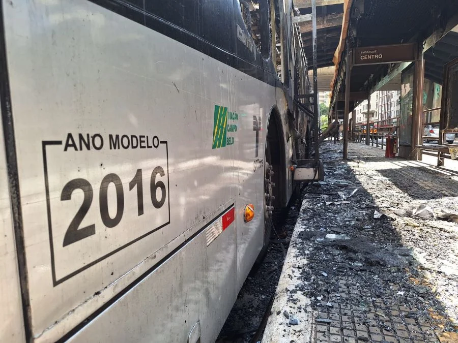 Ônibus pegou fogo na Avenida Nove de Julho Ônibus pegou fogo na Avenida Nove de Julho