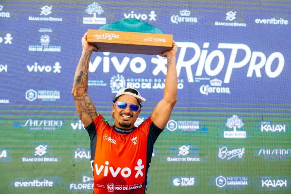 Imagem colorida de Italo FErerira, campeão da WSL em Saquarema- Metrópoles