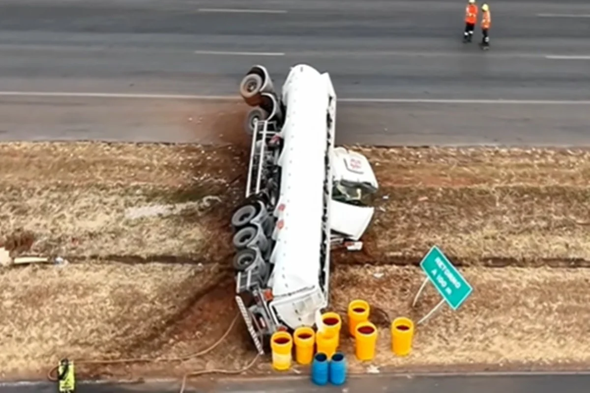 Carreta tombada na BR-020 transportava 35 mil litros de combustível - imagem 4 Carreta tombada na BR-020 transportava 35 mil litros de combustível - imagem 4