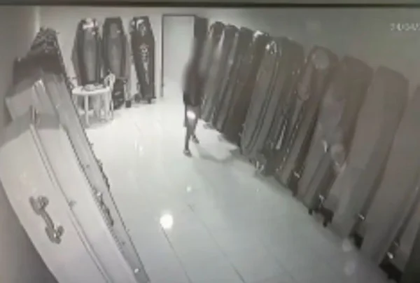 Vídeo: homem rouba caixão e ateia fogo em frente a cemitério na PB