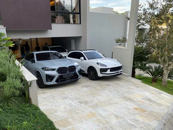 Imagem mostra carros de luxo - Metrópoles
