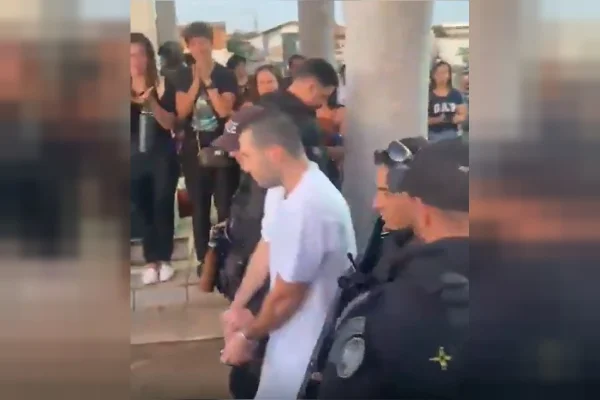 Escoltado por dezenas de policiais, preso do 8/1 vai a velório da avó
