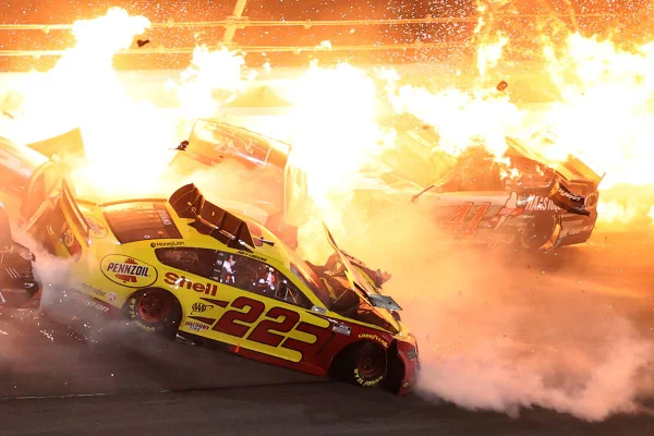 Acidente incrível na Nascar, 500 milhas de Daytona