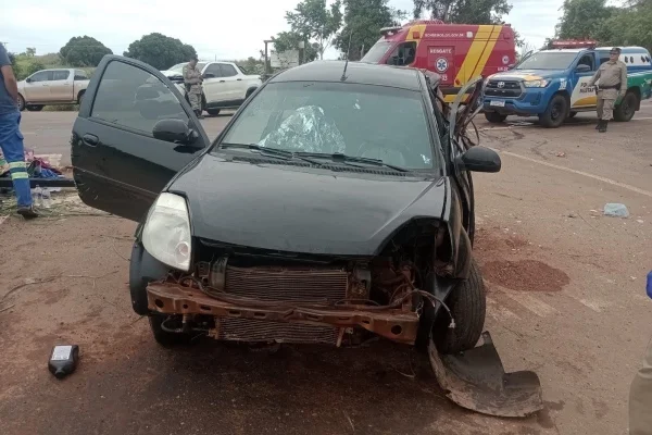Imagem colorida mostra carro onde estava mãe e filha que morreram em acidente na GO-164 em Goiás - Metrópoles