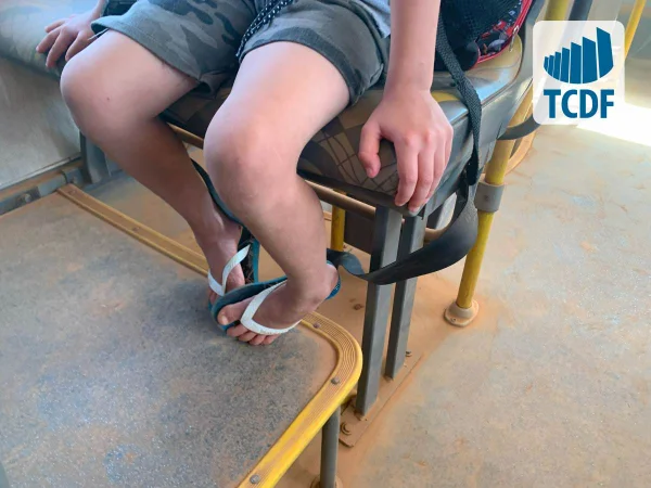 Escolares do DF transportam crianças em meio a poeira, gambiarras e sem cinto. Veja imagens