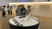Alunos observando a estrutura de uma das obras 