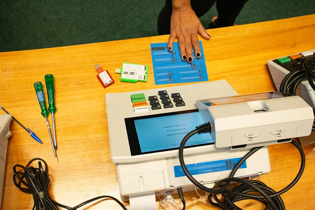 Das 20 urnas do Teste de Integridade, 16 foram auditadas no Foyer do Plenário da CLDF, duas nas dependências do Tribunal Superior Eleitoral (TSE) Das 20 urnas do Teste de Integridade, 16 foram auditadas no Foyer do Plenário da CLDF, duas nas dependências do Tribunal Superior Eleitoral (TSE)