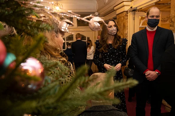duque e duquesa de cambridge em frente a arvore de natal