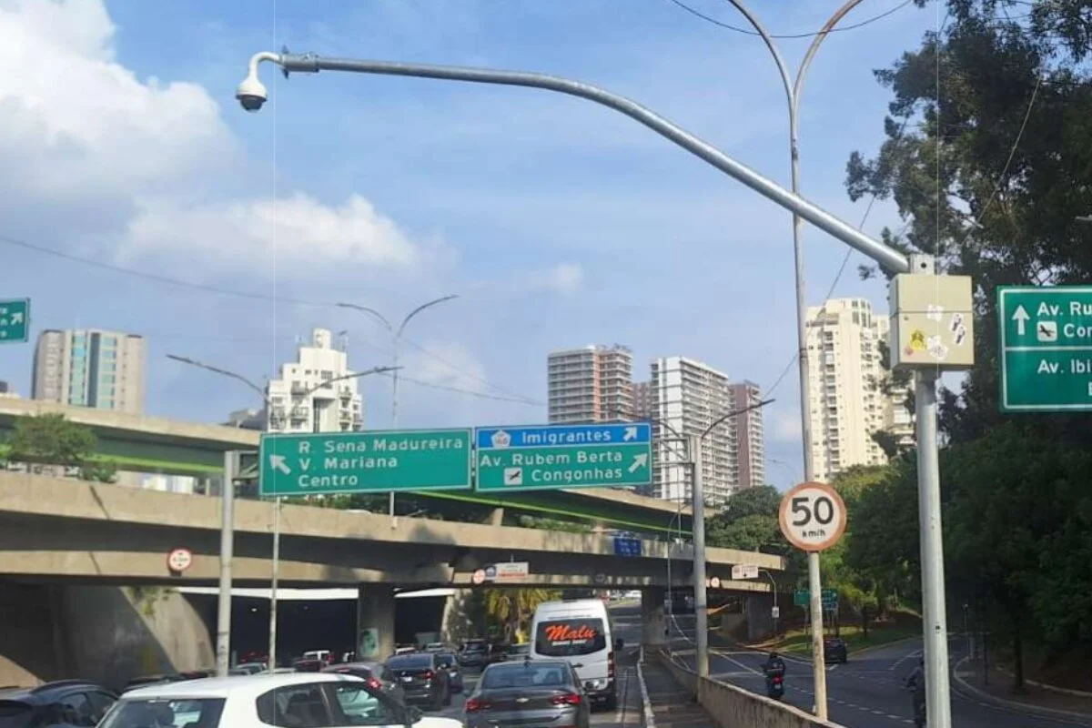 Outro equipamento foi localizado na pista central da Avenida Pedro Álvares Cabral, logo após a saída do túnel Ayrton Senna
Outro equipamento foi localizado na pista central da Avenida Pedro Álvares Cabral, logo após a saída do túnel Ayrton Senna