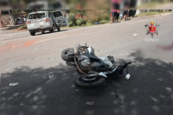 Colisão entre carro e moto deixa motociclista gravemente ferido no DF