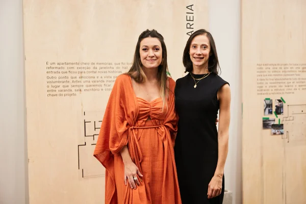 Estúdio de arquitetura brinda aniversário com festa em galeria de arte