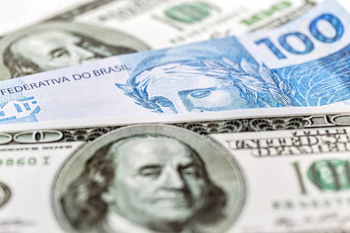 Ibovespa mantém rali de alta e dólar recua com alívio nos preços do petróleo​‌​