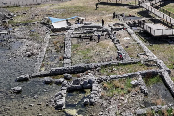 Foto colorida de campos de escavação arqueológica na Turquia - Metrópoles.
