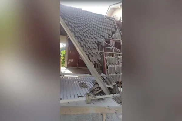 Imagem colorida,casa ainda mais deteriorada após o segundo acidente- Metrópoles
