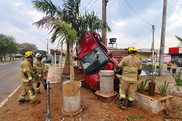 Carro capotado