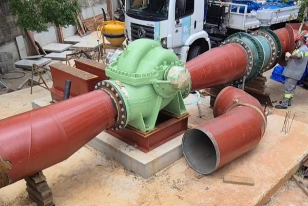 Imagem colorida de equipamento em obra da Sabesp. Metrópoles