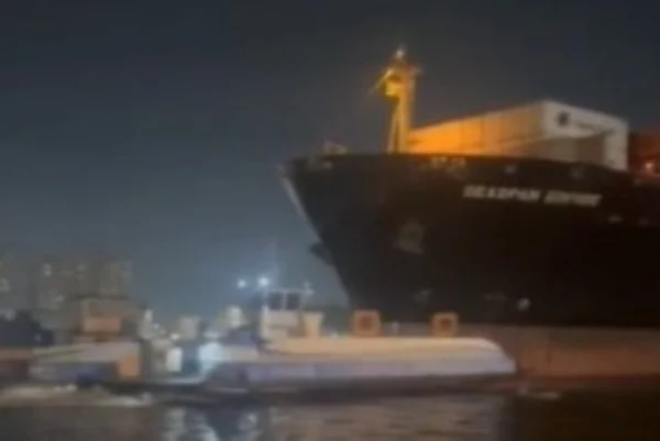 Navio porta-contêineres atinge balsas que atravessavam canal do Porto de Santos.