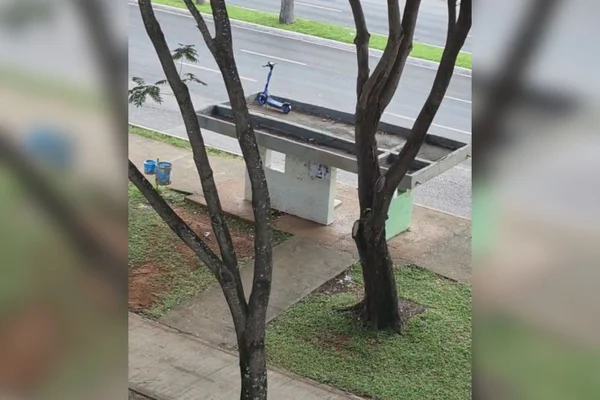 patinete elétrico-flagrado-para de onibus