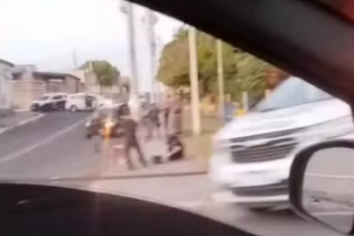 Imagem colorida de pessoas feridas após disparos de um motociclista em Votorantim - Metrópoles