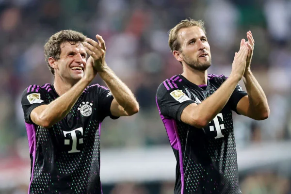 Imagem mostra jogadores Thomas Muller e Harry Kane, do Bayern de Munique, batendo palmas - Metrópoles