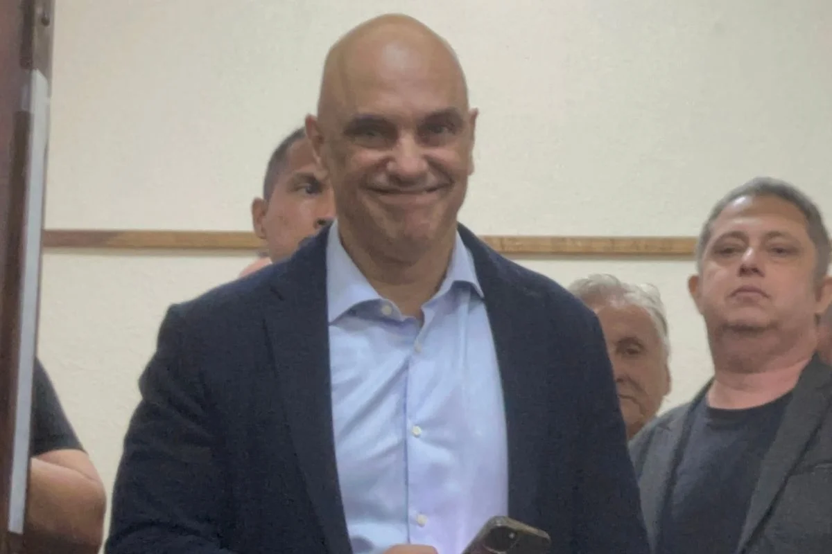Moraes brinca após ser questionado sobre celular em urna: “Eu que proibi”