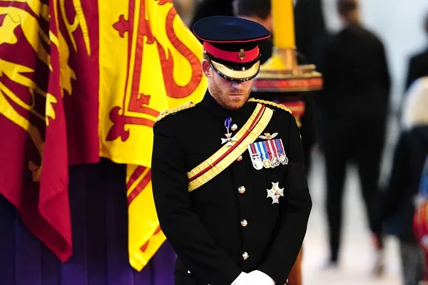 Príncipe Harry está devastado por remoção de símbolo em traje militar