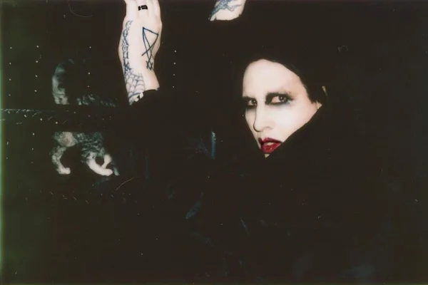 Marilyn Manson é acusado de torturar mulheres em uma cela de vidro